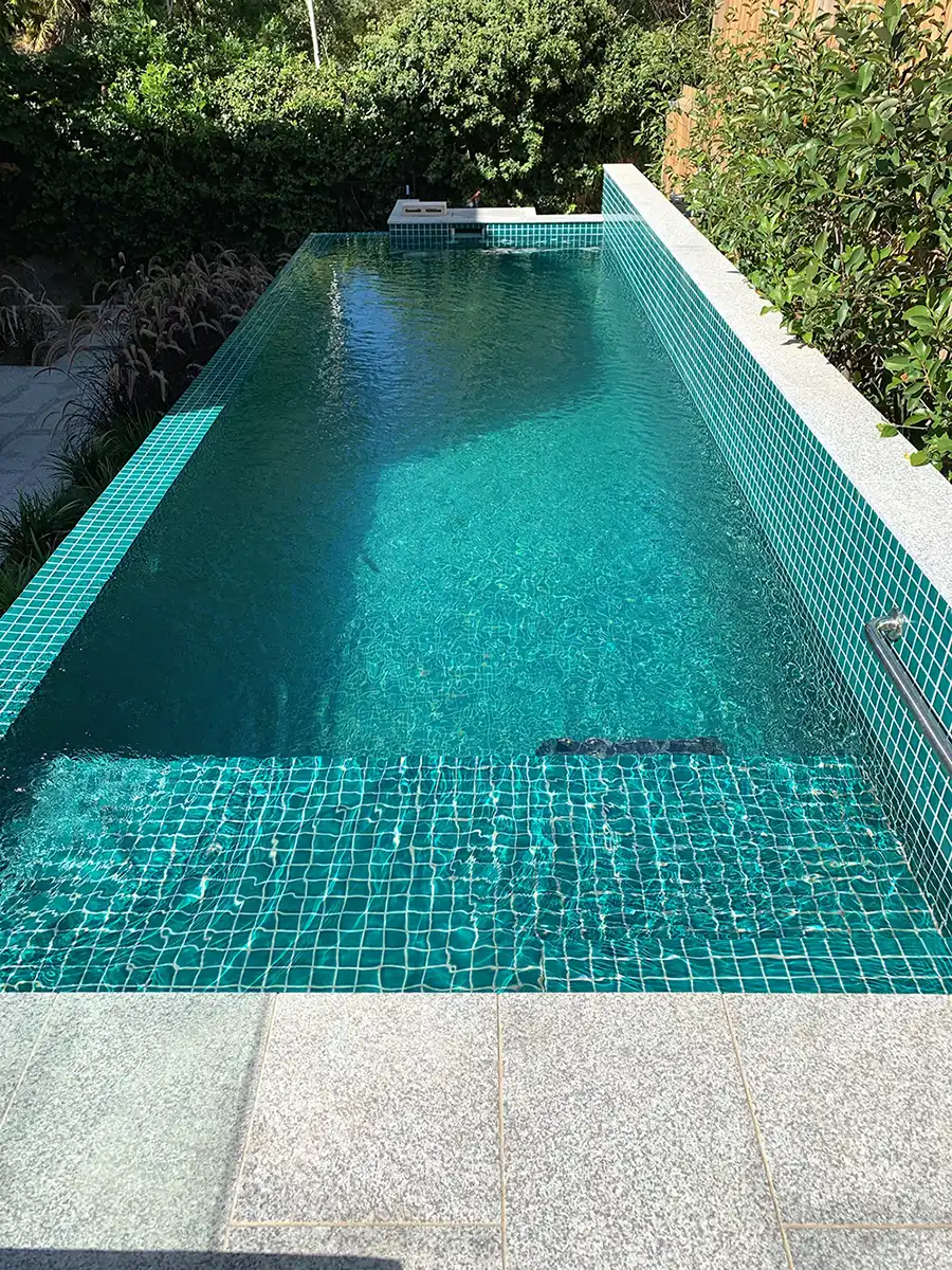 Small pool with infinity edge. Raised wall with garden bed. Concrete Swimming Pools Shepparton, small pool, with infinity edge. Raised wall with garden bed.