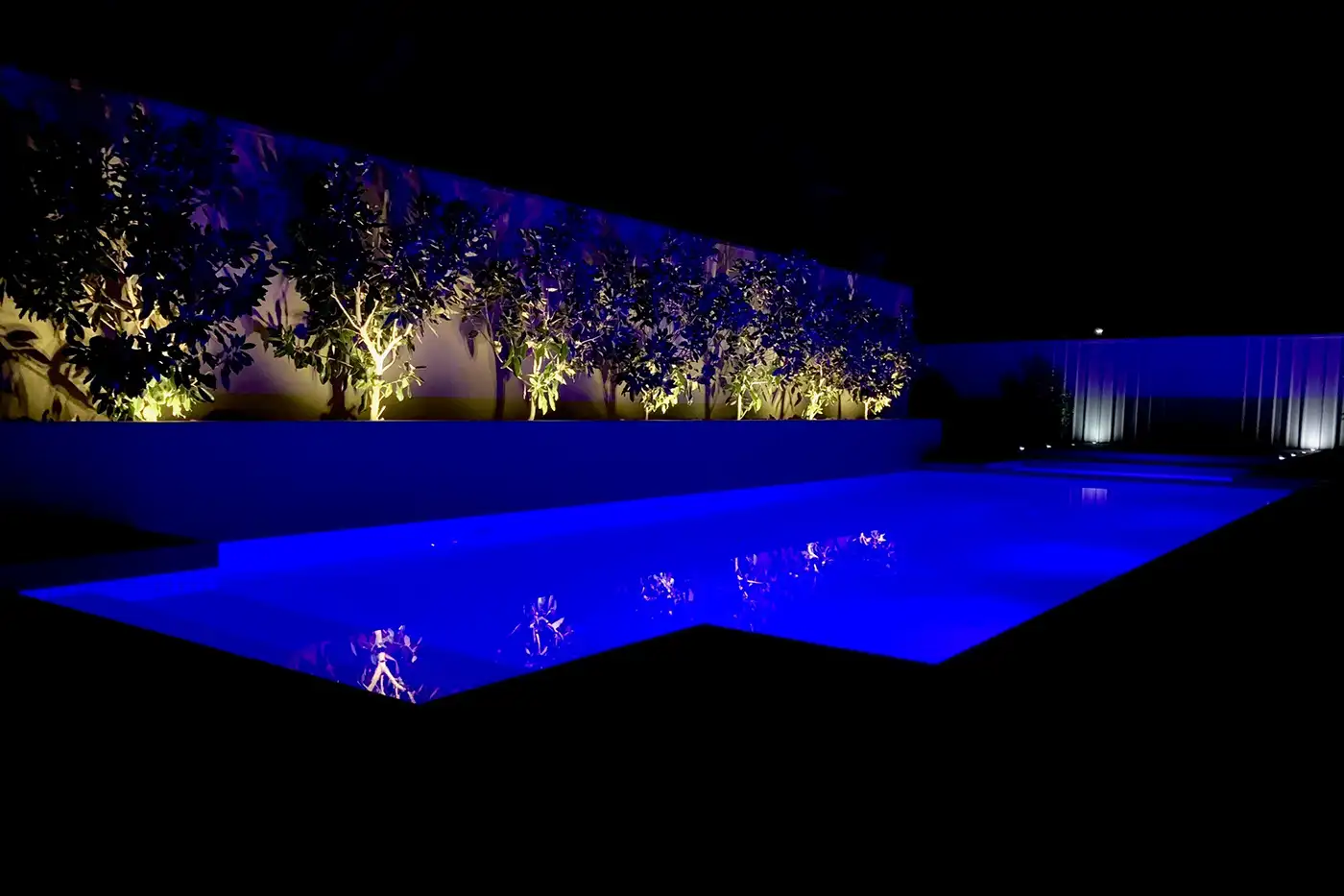 Stunning, bathed in lighting, rectangular pool with external steps and spa. Stunning, bathed in lighting, rectangular pool with external steps and spa.