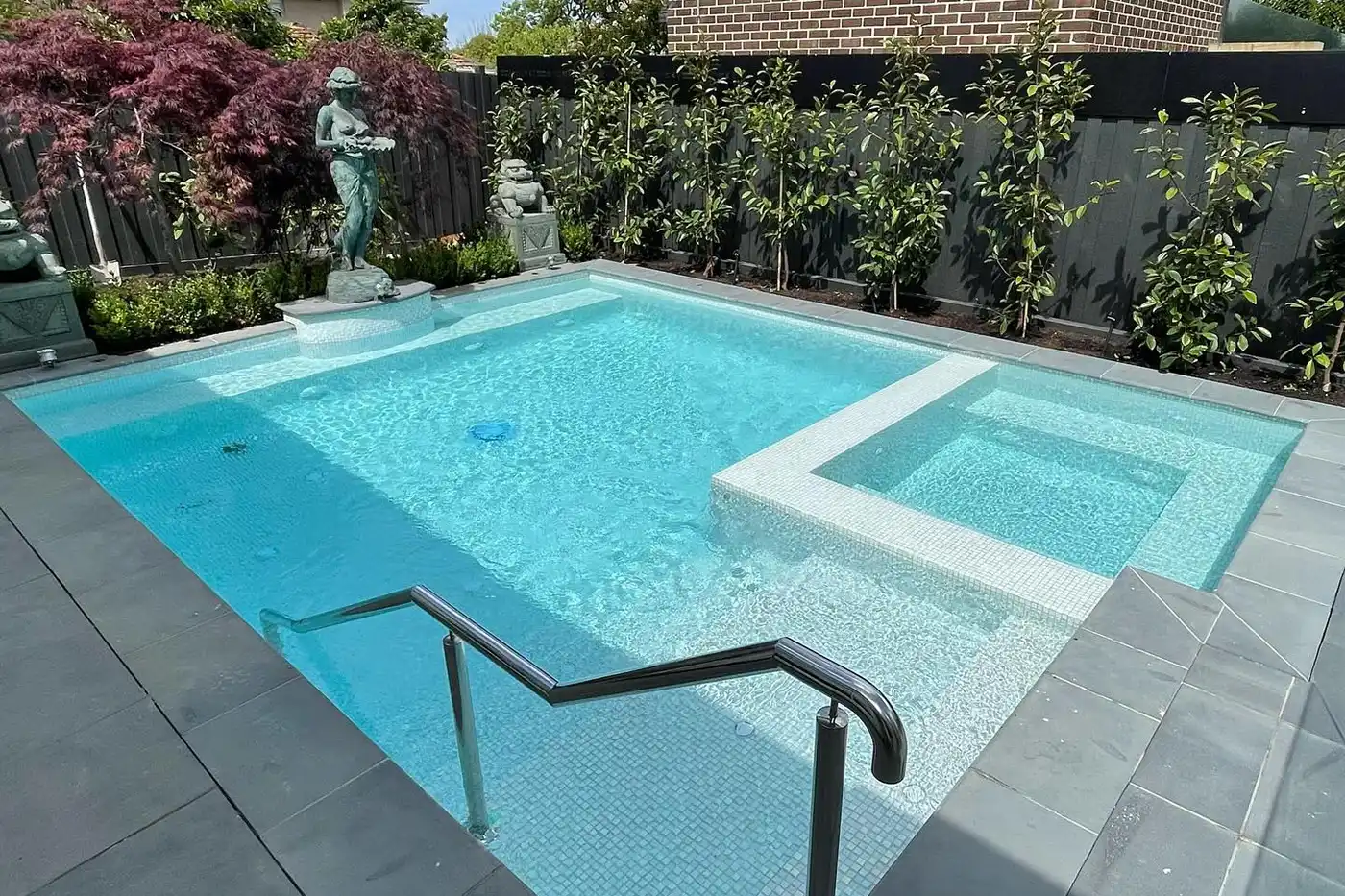 Plunge pool with internal spa Plunge pool with internal spa